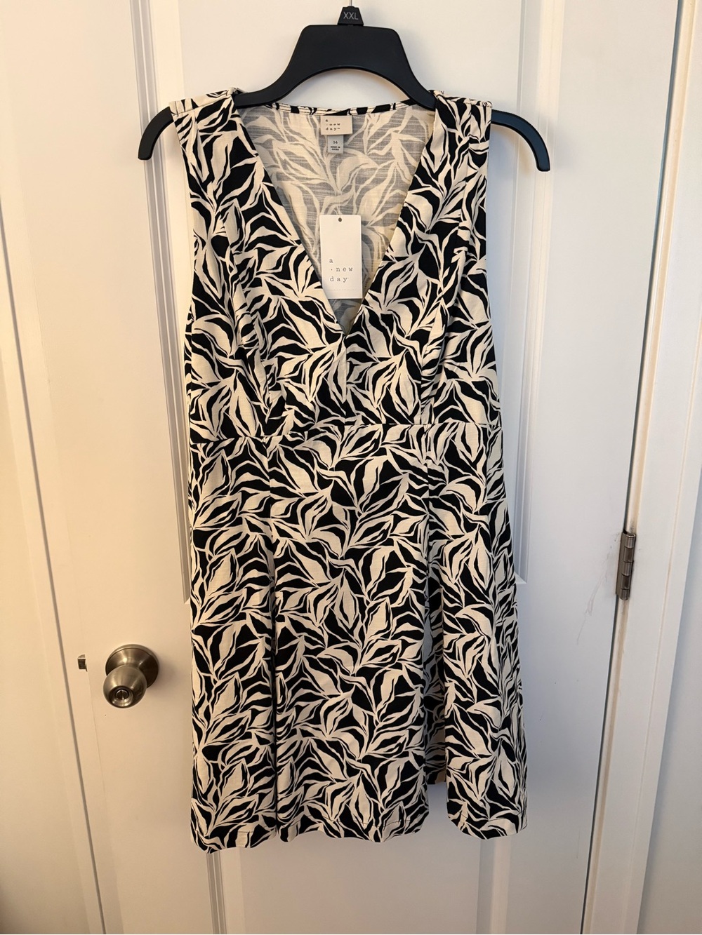 a new day Black & White Leaf-Print V-Neck Sleeveless Dress